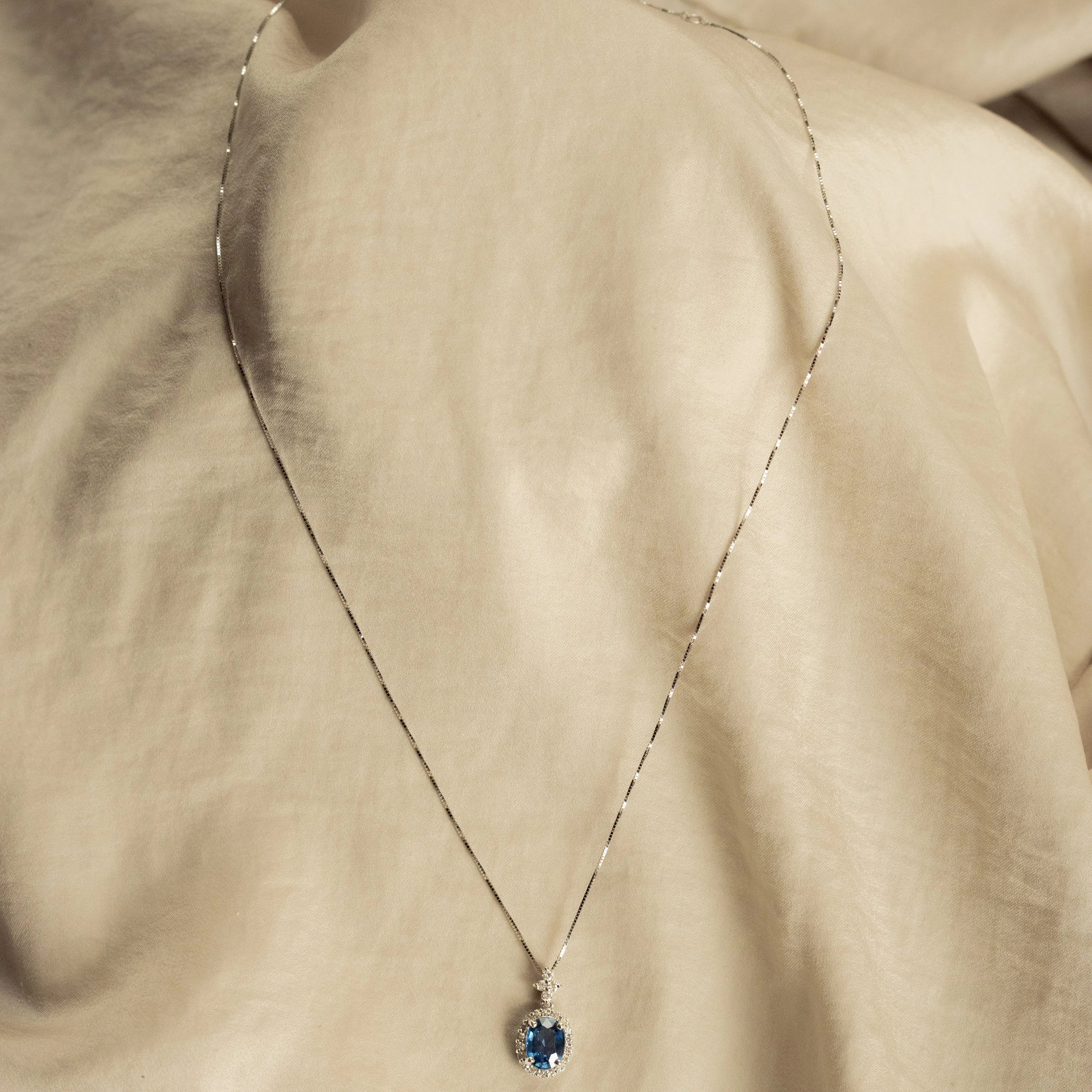 18K Gold 1.41 Carat Oval Natural Sapphire Diamond Halo Necklace