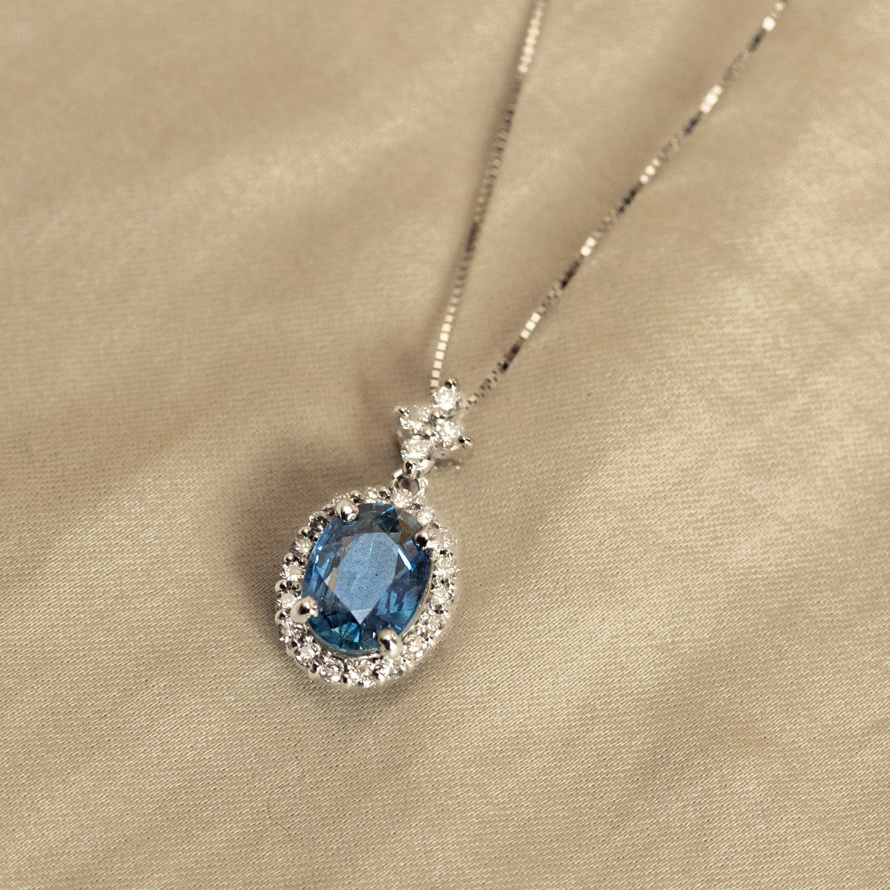 18K Gold 1.41 Carat Oval Natural Sapphire Diamond Halo Necklace